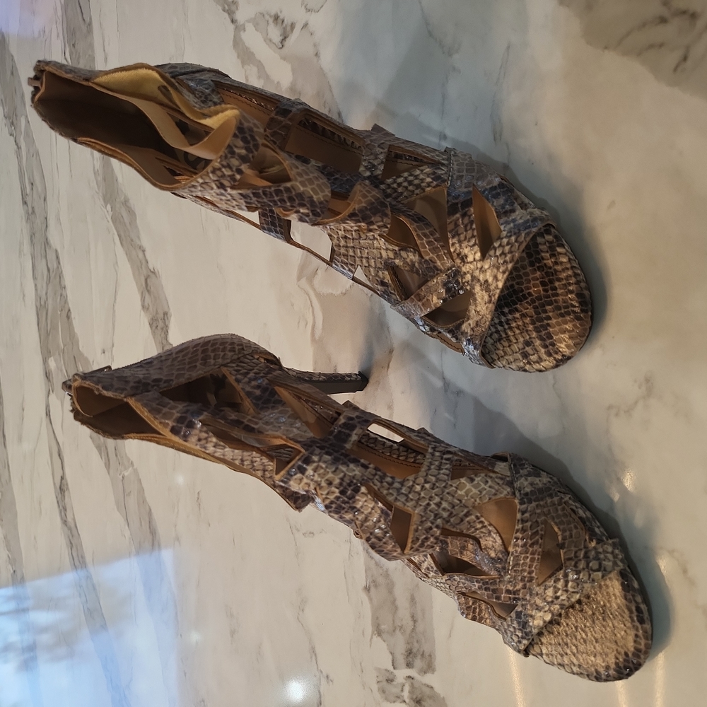 "Snake skin" embossed heels
